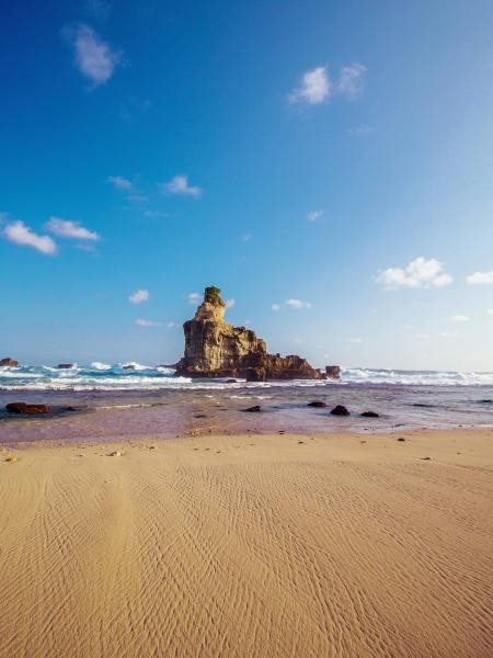 Batu Karang Unik Yang Jadi Ikon Pantai Buyutan