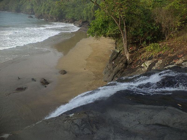 Banyu Anjlok Wisata Air Terjun Sekaligus Pantai