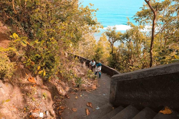 Melewati Ratusan Anak Tangga Demi Pantai Tersembunyi Di Bali