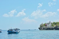 Hampir tiba di Pulau Menjangan, nampak Pura Ganesha berdiri kokoh di tepi tebing Hampir tiba di Pulau Menjangan, nampak Pura Ganesha berdiri kokoh di tepi tebing