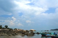 Hampir sepanjang pantai Penyusuk terdapat batu-batu granit Hampir sepanjang pantai Penyusuk terdapat batu-batu granit