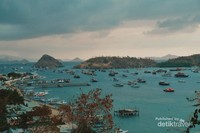 Pelabuhan Labuan Bajo dari bukit Sylvia. Pelabuhan Labuan Bajo dari bukit Sylvia.