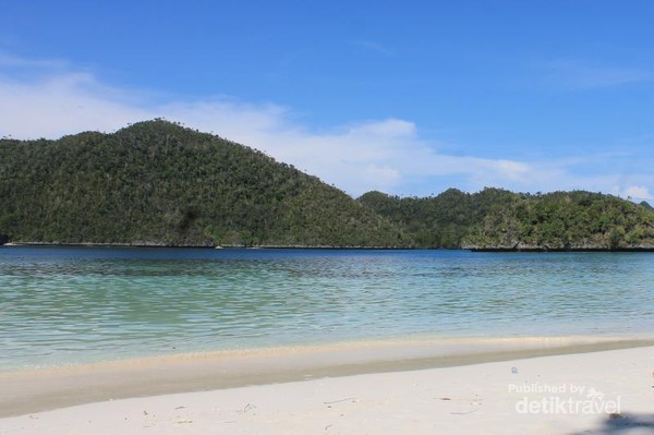 Keindahan Pantai di Raja Ampat Bukan Fatamorgana Keindahan Pantai di Raja Ampat Bukan Fatamorgana