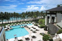 Pemandangan langit biru dari pintu masuk kedatangan resort. Pemandangan langit biru dari pintu masuk kedatangan resort.
