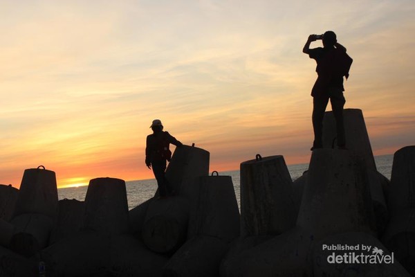 Pantai Di Yogya Yang Identik Dengan Pemecah Ombaknya