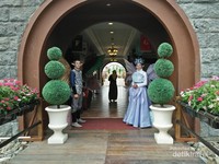 Di pintu masuk kastil sepasang peri menyambut kunjungan tamu Di pintu masuk kastil sepasang peri menyambut kunjungan tamu