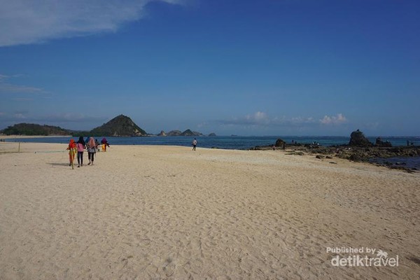 Pantai Kuta Mandalika Yang Bikin Susah Move On