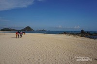 Hamparan Pasir Putih di Pantai Kuta Mandalika Hamparan Pasir Putih di Pantai Kuta Mandalika