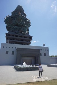 Patung Garuda Wisnu Kencana setinggi 120 Meter Patung Garuda Wisnu Kencana setinggi 120 Meter