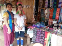 Bersama pengrajin syal dari suku Karen dan hasil karyanya Bersama pengrajin syal dari suku Karen dan hasil karyanya