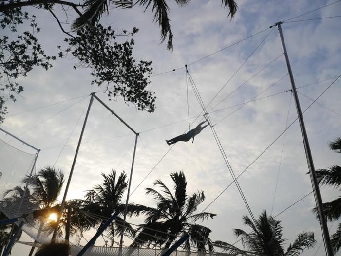 Flying trapeze dengan latar belakang sunset