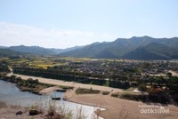 Pemandangan desa Hahoe dan sungai Nakdong Pemandangan desa Hahoe dan sungai Nakdong