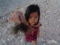 Namanya Devi, si gadis pantai asli Pula Nusa Penida. Oiya, sudah diberi izin orang tuanya untuk mengambil gambar Namanya Devi, si gadis pantai asli Pula Nusa Penida. Oiya, sudah diberi izin orang tuanya untuk mengambil gambar