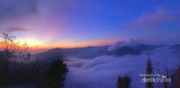 Matahari terbit di puncak Bromo Matahari terbit di puncak Bromo