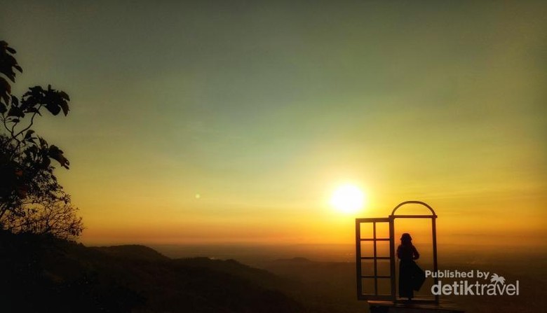 Senja di Bukit Dahromo dan Lintang Sewu Senja di Bukit Dahromo dan Lintang Sewu