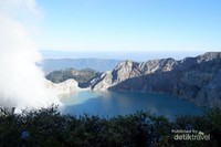 Pemandangan Kawah Ijen dilihat dari Puncak Pemandangan Kawah Ijen dilihat dari Puncak