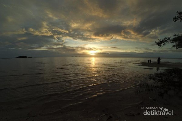 Eksotisnya Sunset di iPantaii Tanjung Pendam Belitung