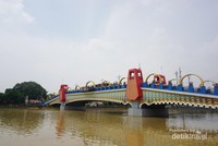 Jembatan Berendeng dilihat dari tepi Sungai Cisadane Jembatan Berendeng dilihat dari tepi Sungai Cisadane