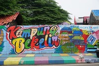 Tembok Kampung Bekelir dengan mural yang dikerjakan oleh seniman mural maupun warga desa Tembok Kampung Bekelir dengan mural yang dikerjakan oleh seniman mural maupun warga desa