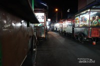 Banyak gerobak-gerobak yg menjajakan berbagai makanan yg siap memanjakan sahabat traveler Banyak gerobak-gerobak yg menjajakan berbagai makanan yg siap memanjakan sahabat traveler