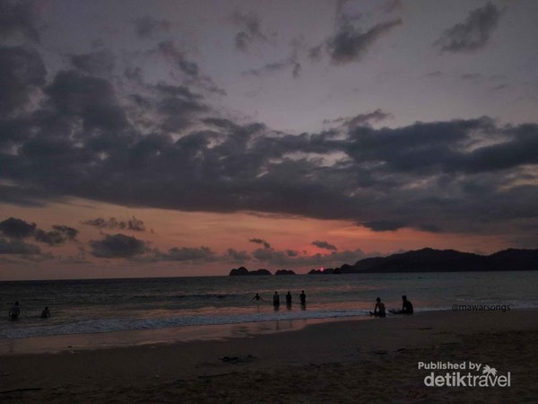 Santai Sore Di Pantai Pulau Merah