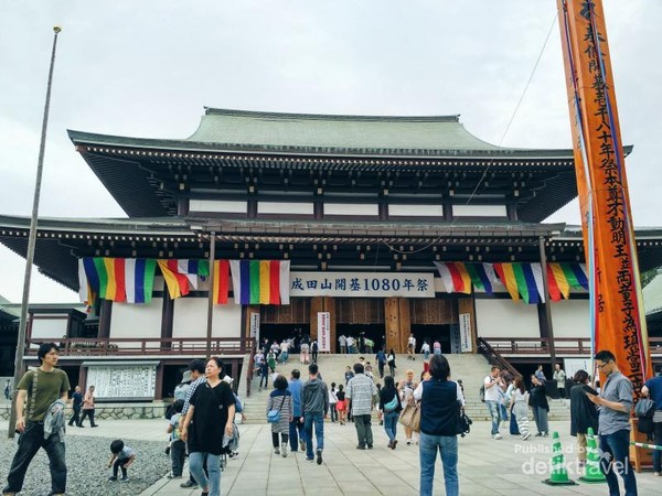 Tak jauh dari Narita Omotesando terdapat Kuil Narita Shinsoji yang sangat bersejarah