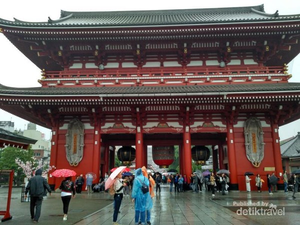 Kalau ini gerbang menuju Kuil Sensoji, tampak gagah.