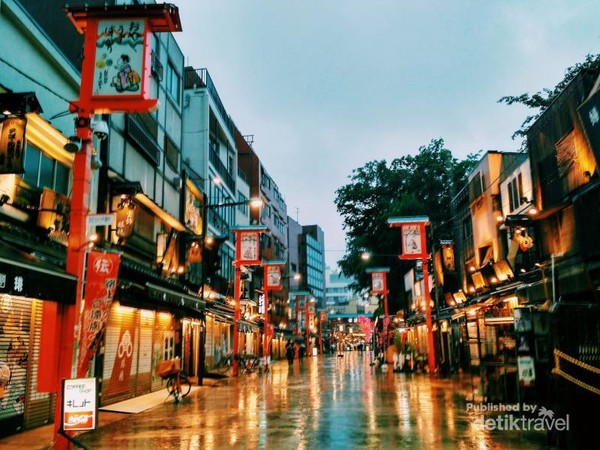 Jalan Nakamise ini sangat instagenik sekali. Terdapat banyak toko makanan dan suvenir