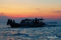 Sunset di tengah lautan, di sekitar kawasan Pulau Harapan, Kepulauan Seribu. Sunset di tengah lautan, di sekitar kawasan Pulau Harapan, Kepulauan Seribu.