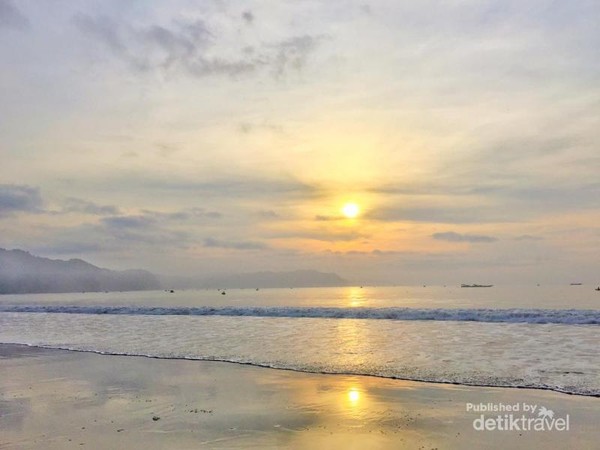 Menyambut Matahari Di Pantai Sine Tulungagung