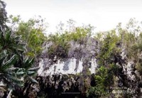 Lafads Allah yang terlukas pada dinding bagian atas Goa Tip Pale Misool Lafads Allah yang terlukas pada dinding bagian atas Goa Tip Pale Misool