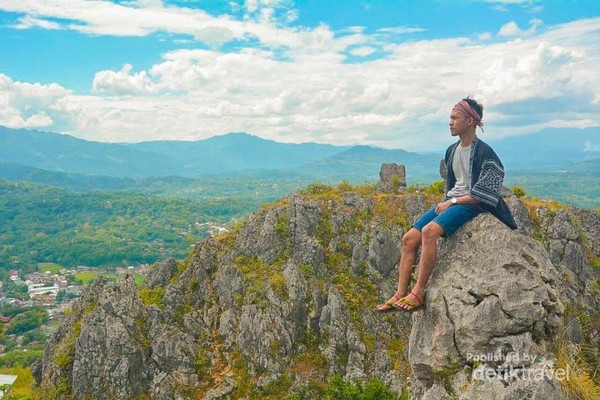Kalian juga bisa foto di antara bebatuan, tapi hati-hati yah