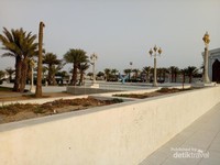 Middle Corniche Park adalah taman yang berlokasi di tepi Laut Merah, Jeddah. Lokasinya cukup dekat dengan kawasan belanja oleh oleh Corniche Commercial Centre. Middle Corniche Park adalah taman yang berlokasi di tepi Laut Merah, Jeddah. Lokasinya cukup dekat dengan kawasan belanja oleh oleh Corniche Commercial Centre.