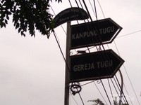 Kampung Tugu terletak di kelurahan Semper Jakarta Utara. Masih terdapat keturunan Portugis yang mendiami daerah ini. Selain itu penduduk setempat masih melestarikan atraksi wisata dan kuliner ala Portugis walaupun sudah terakulturasi dengan budaya setempat. Kampung Tugu terletak di kelurahan Semper Jakarta Utara. Masih terdapat keturunan Portugis yang mendiami daerah ini. Selain itu penduduk setempat masih melestarikan atraksi wisata dan kuliner ala Portugis walaupun sudah terakulturasi dengan budaya setempat.