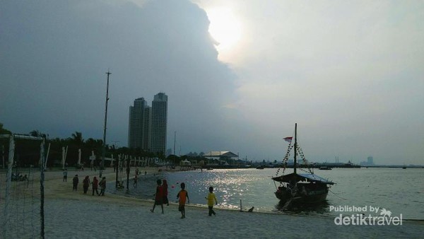 Santai Sore Di Pantai Ancol