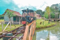Replika stasiun kereta api beserta lokomotif dan juga sungai Replika stasiun kereta api beserta lokomotif dan juga sungai