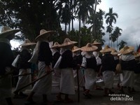 Pawai Adat dalam acara peresmian Cagar Budaya Perkampungan Adat Jorong Padang Ranah dan Tanah Bato --acara juga dihadiri oleh staf presiden Pawai Adat dalam acara peresmian Cagar Budaya Perkampungan Adat Jorong Padang Ranah dan Tanah Bato --acara juga dihadiri oleh staf presiden