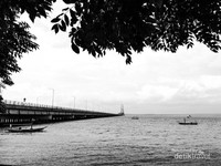Pantai ini terletak disekitar Jembatan Suramadu , sisi surabaya. Pantai yang sebenarnya cukup bagus buat selfie atau prewedding sekalipun, karena background yg cukup indah. Pantai ini terletak disekitar Jembatan Suramadu , sisi surabaya. Pantai yang sebenarnya cukup bagus buat selfie atau prewedding sekalipun, karena background yg cukup indah.
