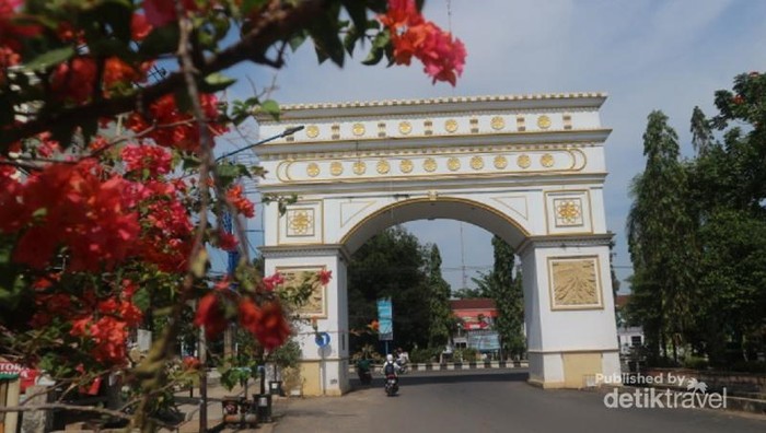 Gerbang Bumi Selamat merupakan akses utama menuju ke kawasan alun-alun Martapura