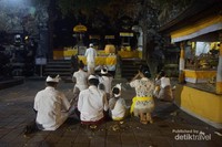 Sebuah keluarga sedang melanjutkan ibadah pasca Upacara Nyegara Gunung. Sebuah keluarga sedang melanjutkan ibadah pasca Upacara Nyegara Gunung.