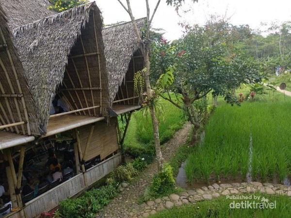 Belajar Kerajinan  Bambu di  Omah Yudhi Temanggung 