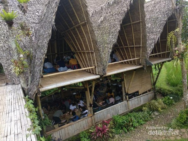 Belajar Kerajinan  Bambu  di Omah Yudhi Temanggung 