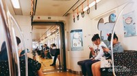 Penumpang dengan aksesoris unik ala Disney di dalam kereta commuter menuju Tokyo Disneysea. Penumpang dengan aksesoris unik ala Disney di dalam kereta commuter menuju Tokyo Disneysea.