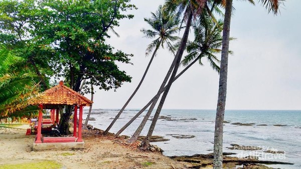 Eksotisme Pantai Karang Bolong Banten