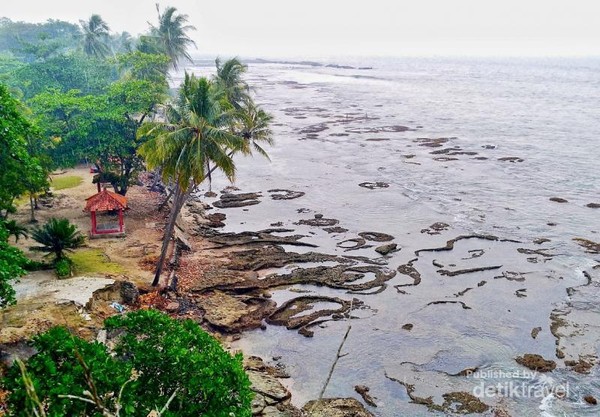 Eksotisme Pantai Karang Bolong Banten