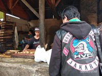 Salah satu pengunjung Desa Cileumbu membeli dan berkunjung ke pengolahan tahu Sumedang. Salah satu pengunjung Desa Cileumbu membeli dan berkunjung ke pengolahan tahu Sumedang.
