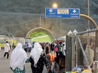 Terowongan menuju tenda di Mina, berikut papan penunjuk arahnya. Terowongan menuju tenda di Mina, berikut papan penunjuk arahnya.
