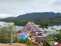 nampak rumah penduduk lokal dari atas bukit di labuan lobo nampak rumah penduduk lokal dari atas bukit di labuan lobo