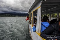 Seorang pengunjung berpose keluar jendela dalam perjalanan menuju Pulau Dutungan dengan latar belakang pegunungan kabupaten Barru. Seorang pengunjung berpose keluar jendela dalam perjalanan menuju Pulau Dutungan dengan latar belakang pegunungan kabupaten Barru.