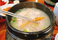 Samgyetang, Sup Ayam Ginseng Korea yang terkenal akan rasanya yang enak dan manfaatnya yang besar bagi kesehatan. Samgyetang, Sup Ayam Ginseng Korea yang terkenal akan rasanya yang enak dan manfaatnya yang besar bagi kesehatan.